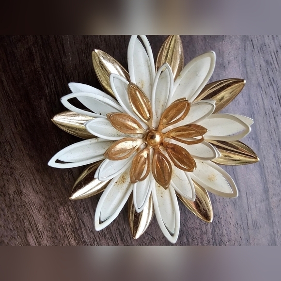 Vintage 1960s Sarah Conventry Enamel & Gold Water Lily Brooch & Clip Earrings - Picture 2 of 5